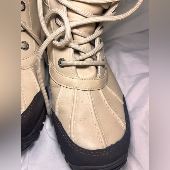 UGG women’s Adirondack III boot size 8 in cream colour - Picture 7 of 14